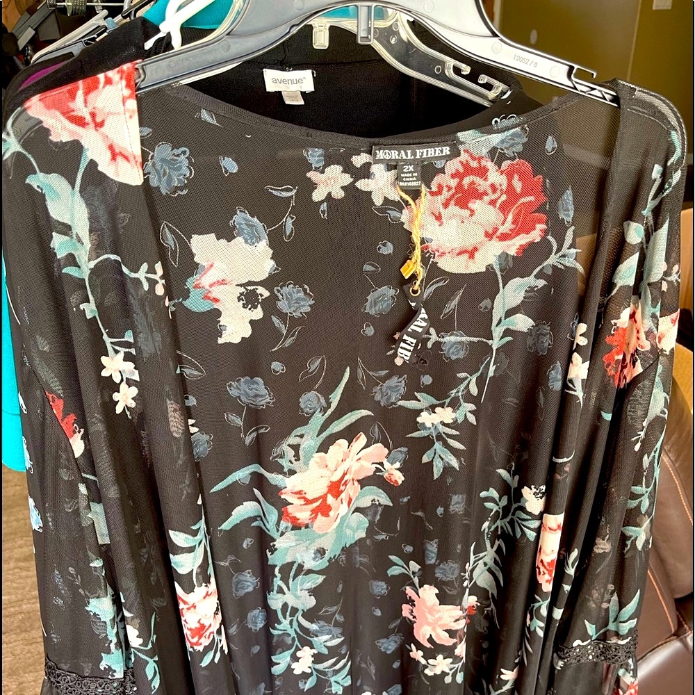 Mora Fiber, Gorgeous flowered Cover Plus size 2x, black base fashion sleeves NWT